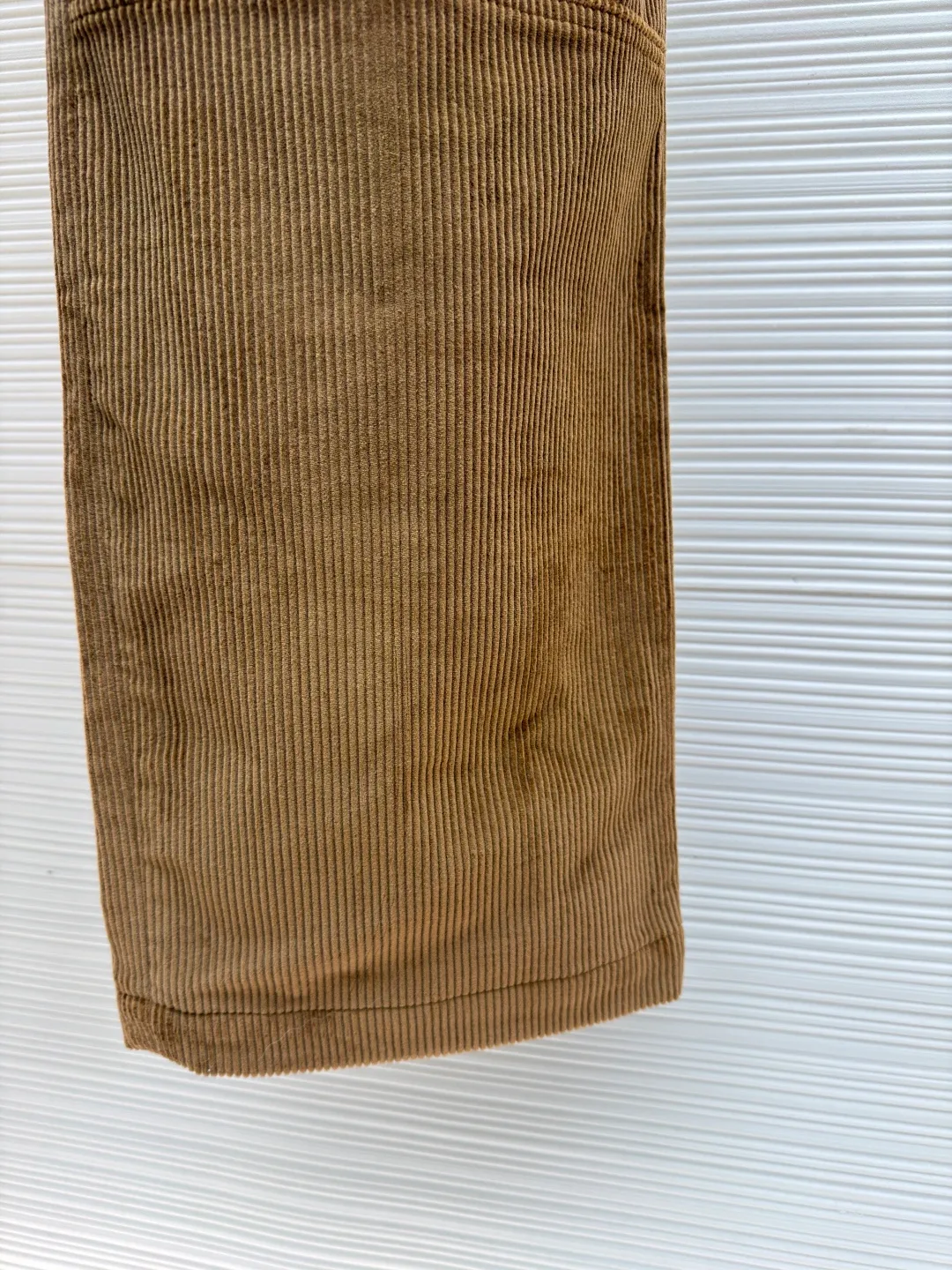 LOUIS VUITTON SKI ski series corduroy trousers and casual pants ●Original version: purchased and developed by 14160 ●Item number: 1682221-B00 ●Fabric: corduroy fabric ●Technology: Positioning cutting machine ●Color: brown ●Version: fitted version ●Weight: about 875 grams ●Size: 46-48-50-52 ●Description: These caramel-colored corduroy trousers are made of 16-pit combed cotton corduroy fabric, which is pre-shrunk and raised. The velvet thickness is even, soft to the touch and not easy to shed. The fabric weighs 420g and has both warmth retention and stiffness. The trousers are made of multi-piece three-dimensional tailoring. The thighs and knees are designed with a spliced ​​structure and are reinforced with twill stitching technology, which not only enhances the durability but also creates a workwear-style layering. The waistband is a classic suit waistband design with built-in non-slip lining and metal adjustment buckles to flexibly adjust the waist size. The placket is made of YKK metal zippers with natural horn buttons, and the trousers are double-layer reinforced stitching; the pockets are welted, and the edges are sewn with overlock stitching; the trousers are straight-cut, with rolled overlock stitching on the inside. The stitch density of each stitch is controlled at 10 stitches/inch to ensure a stable overall structure and exquisite details. The overall wiring is straight and delicate, the fabric is comfortable and soft, and the color is consistent without color difference. It can be matched with the same style to create a fashionable look and control various occasions. Customized accessories, complete with three standards, same style for men and women!